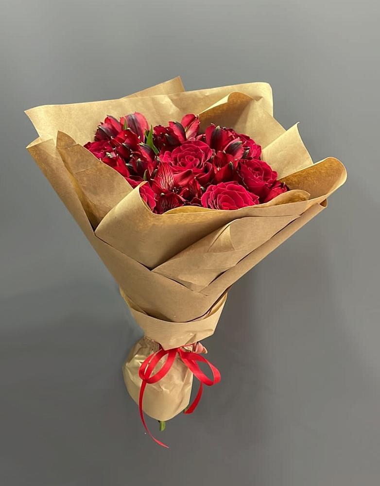 Букет цветов из: Альстромерии и Розы в Трехгорку