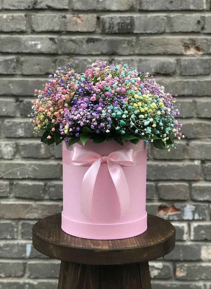 Цветочная композиция из Гипсофила и Розы в шляпной коробке в Трехгорку