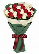 Букет Микс из красных и белых роз в Трехгорку