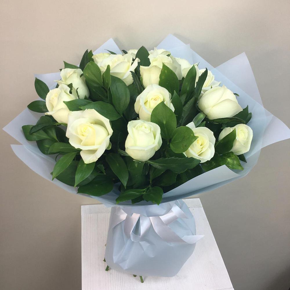 Букет 15 Белых роз Проуд в Трехгорку