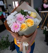 Букет цветов из:  Герберы, Розы и Хризантемы в Трехгорку