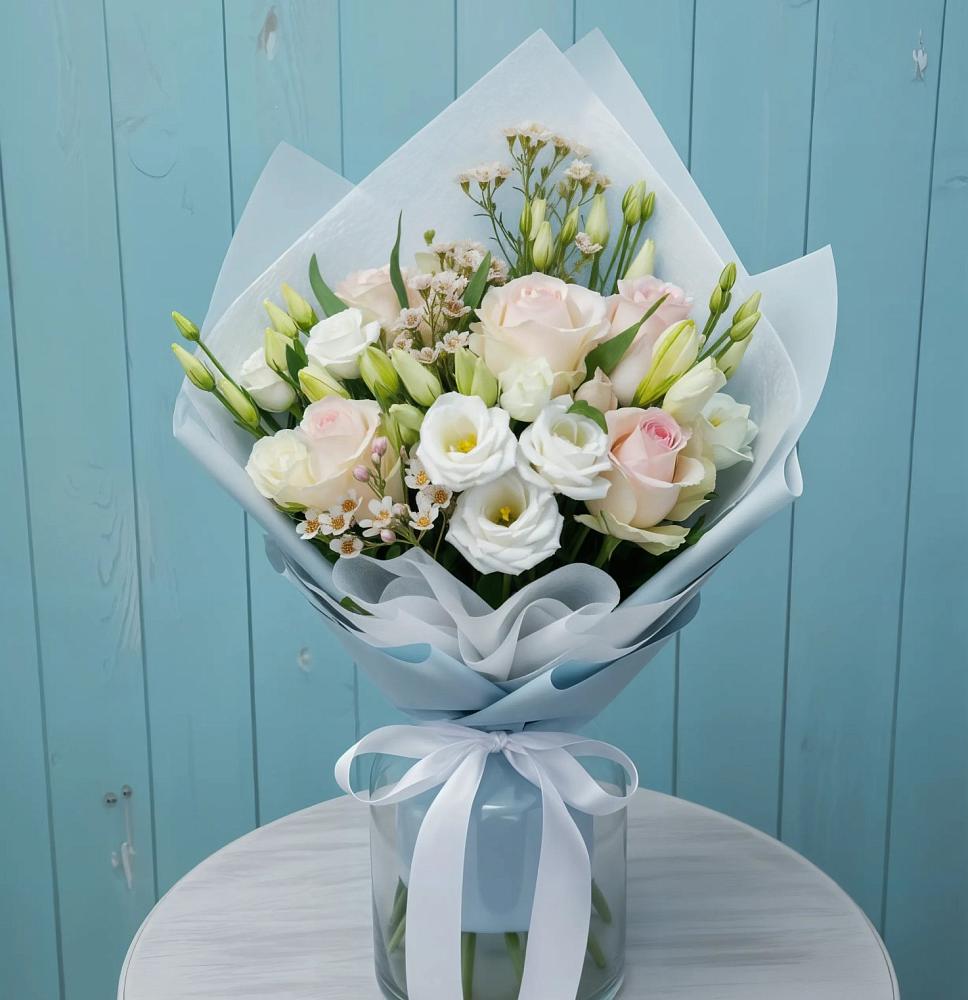 Букет цветов из: Розы и Лизиантусы в Трехгорку