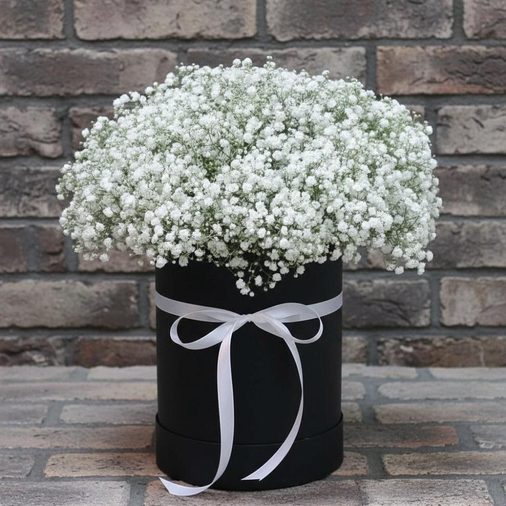 Цветочная композиция из Гипсофила в шляпной коробке в Трехгорку