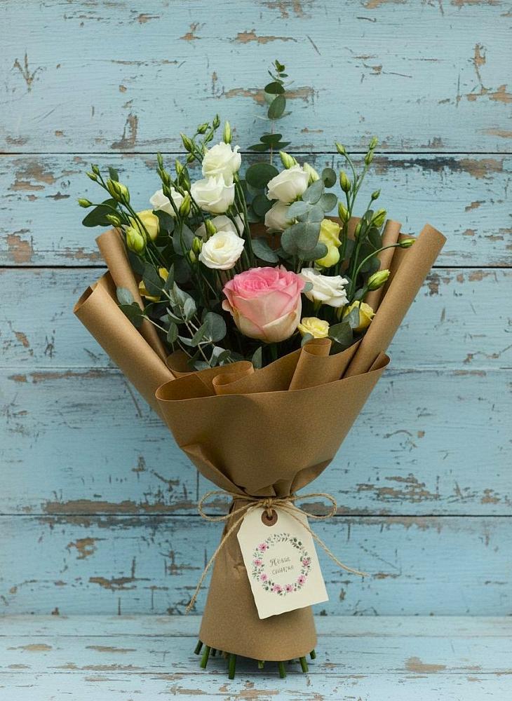 Букет цветов из: Розы и Лизиантусы в Трехгорку