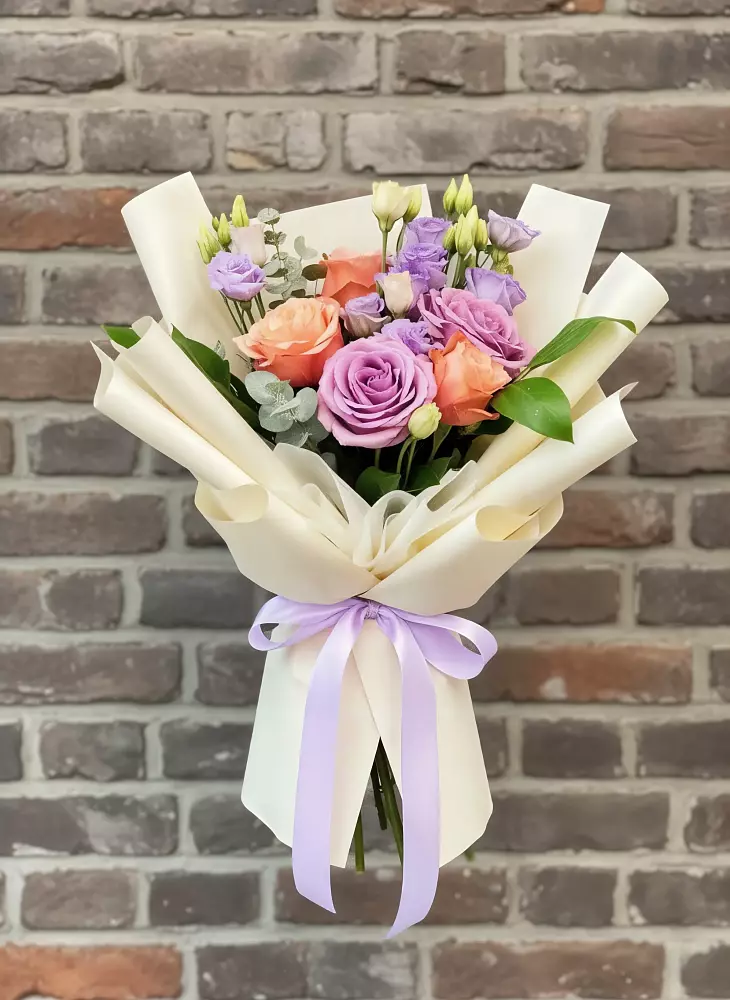 Букет цветов из: Лизиантусы и Розы в Трехгорку