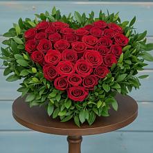 Цветочная композиция из Розы в виде сердца в Трехгорку