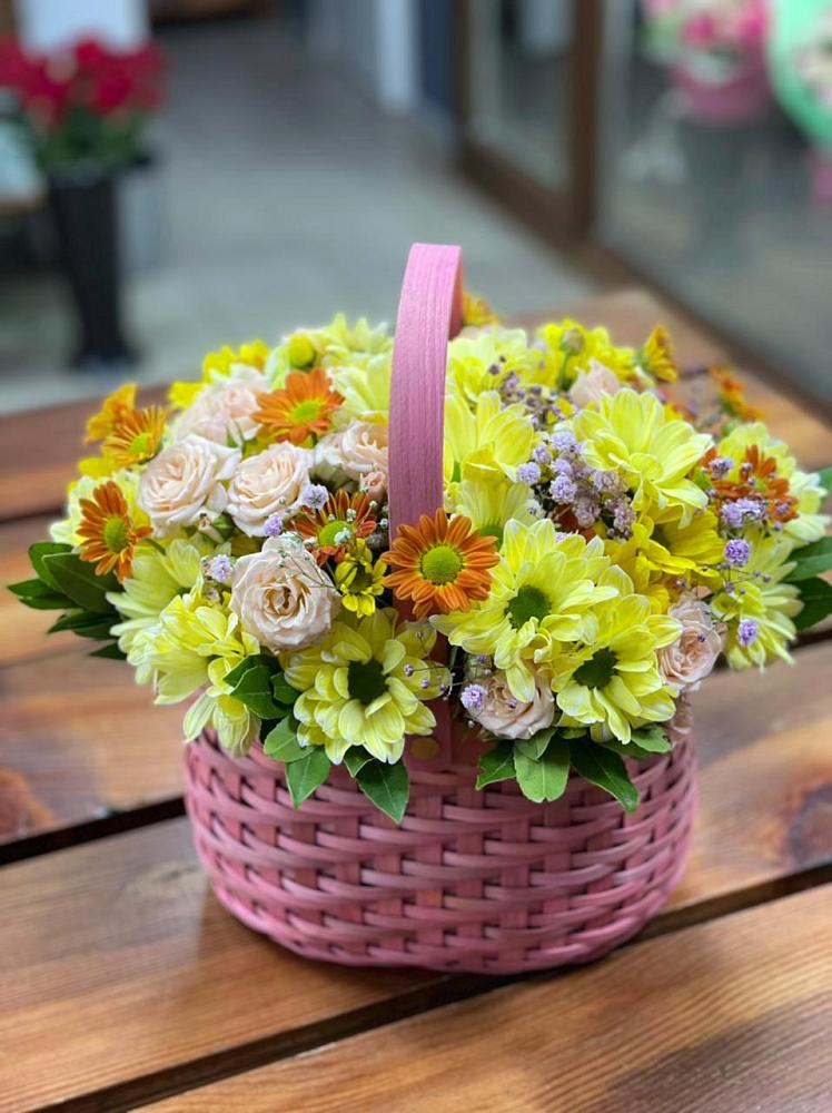 Цветочная композиция из Хризантемы и Розы в корзине в Трехгорку