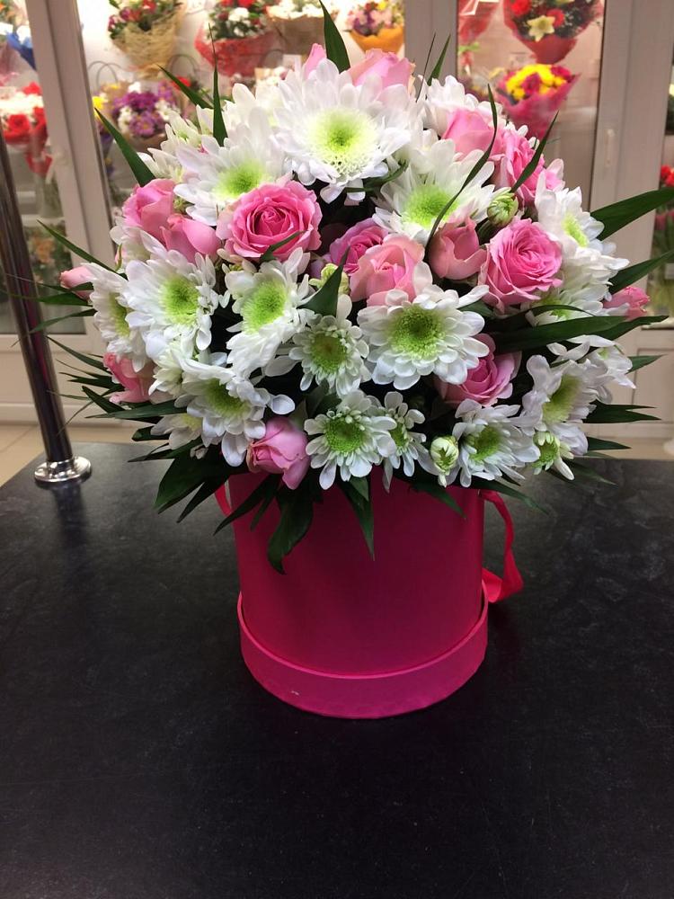 Цветочная композиция из Розы и Хризантемы в шляпной коробке в Трехгорку