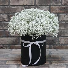 Цветочная композиция из Гипсофила в шляпной коробке в Трехгорку
