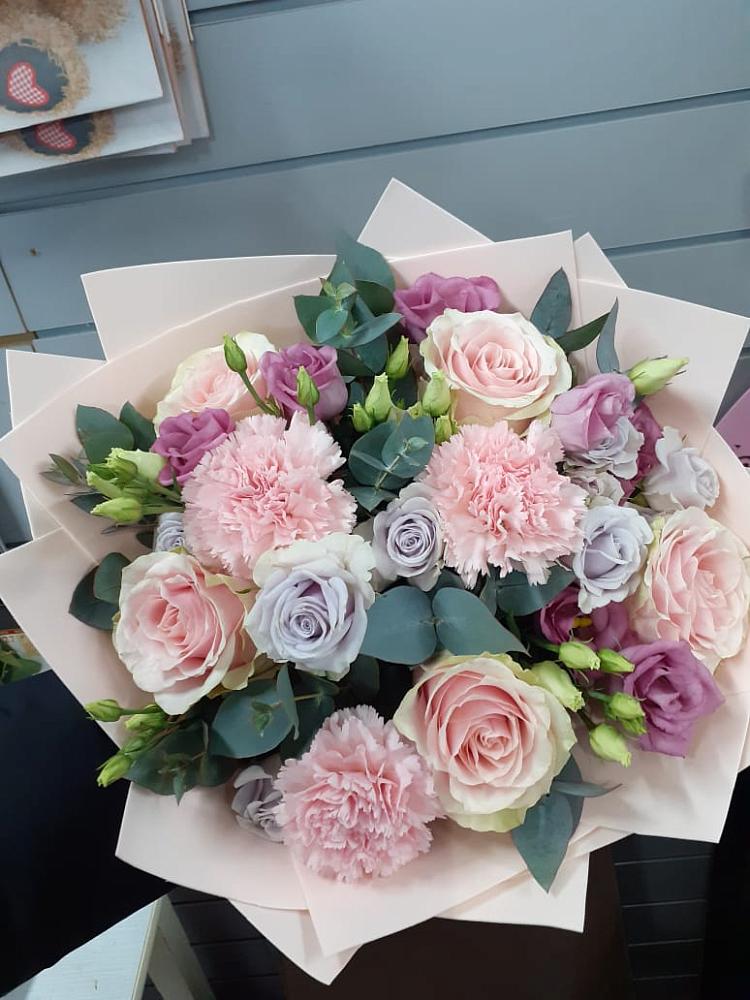 Букет цветов из: Розы, Гвоздики и Лизиантусы в Трехгорку