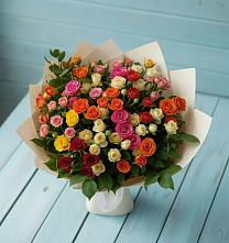 Букет Микс из разноцветных кустовых роз в Трехгорку