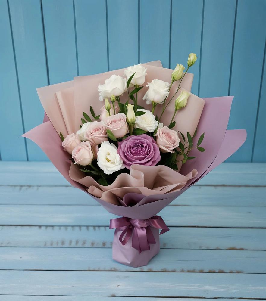 Букет цветов из: Розы и Лизиантусы в Трехгорку